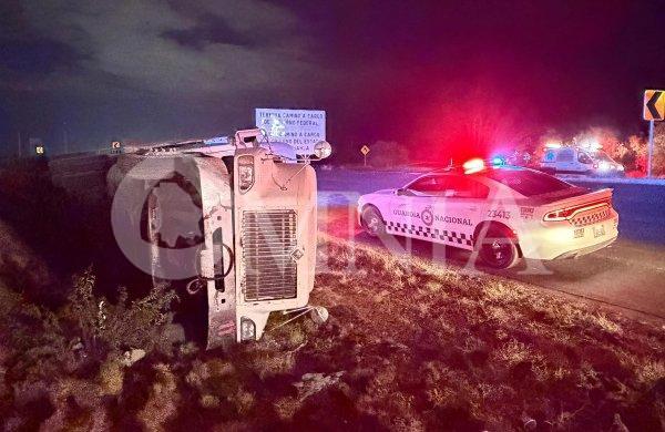 Vuelca tráiler en la carretera Chihuahua–Juárez; conductor resulta con lesiones leves