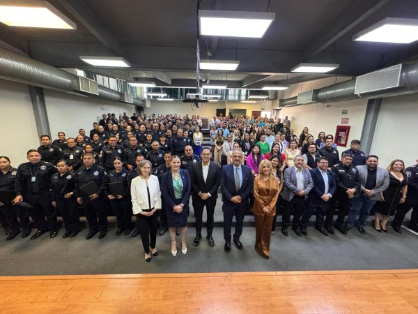 Encabeza Gilberto Loya entrega de tarjetas CANACO a policías de la SSPE