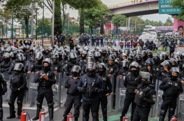 Operativo policiaco impide el avance de marcha de la CNTE al Estadio Ciudad de México