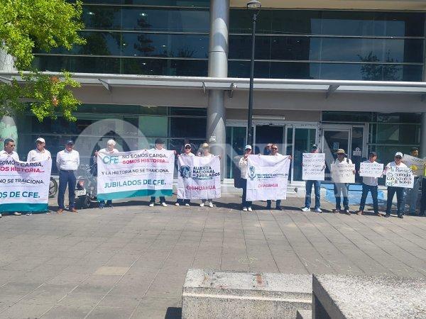 Jubilados y Pensionados de CFE se manifiestan a las afueras del Congreso