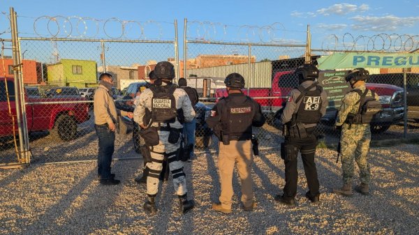 Participa SSPE en operativo de cateo simultáneo en Juárez; detienen a 15 implicados en asesinato
