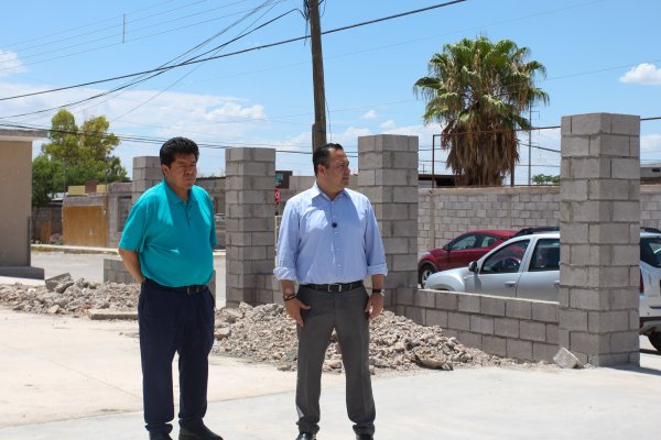 Supervisa Valenciano trabajos comunitarios en parroquia y telesecundaria de la colonia Revolución, en Delicias