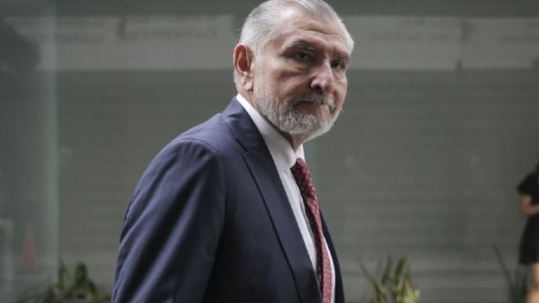 “No doy declaraciones”, dice Adán Augusto López cuando le preguntan si le quitaron su visa