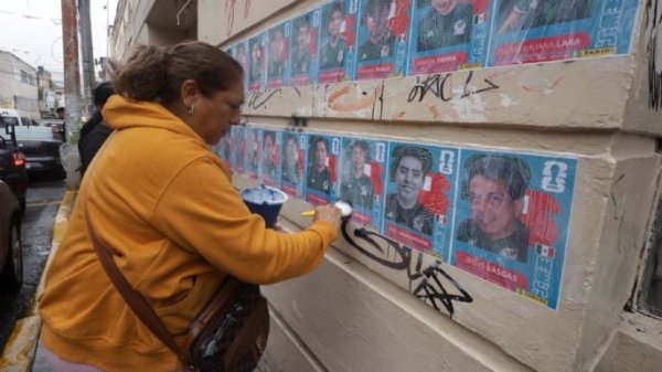 Madres buscadoras de Guerrero pegan estampas del Mundial con rostros de sus hijos desaparecidos