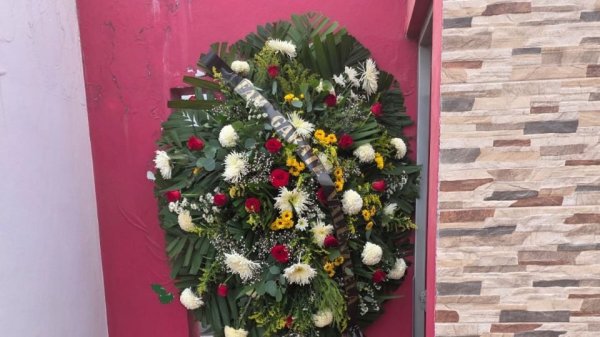 Dejan corona fúnebre en la casa de la diputada local del PRI Paola Gárate, en Culiacán