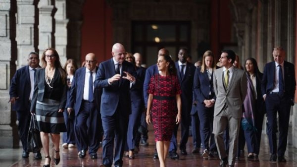 En medio de movilizaciones en CDMX, Sheinbaum recibe a Infantino en Palacio Nacional