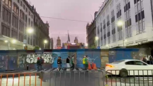 Amanece blindado el Zócalo de la CDMX mientras aficionados esperan ingresar al Fan Fest del Mundial