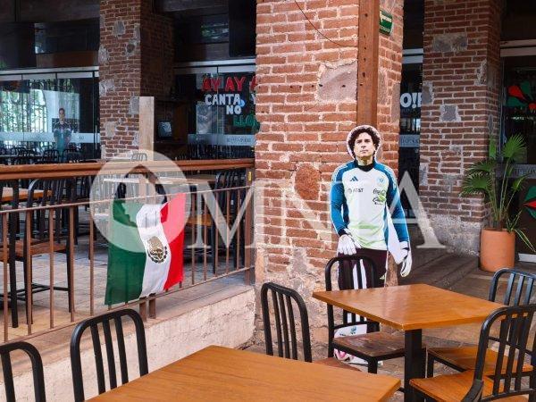 Instalan pantallas en bares y restaurantes del Centro para la inauguración del Mundial y partido de México