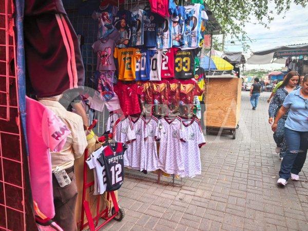 Ni los operativos las frenan: crece la venta de playeras de México en el Centro