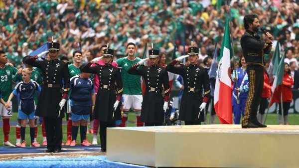 Alejandro Fernández estremece al Estadio Azteca con emotiva interpretación del Himno Nacional Mexicano