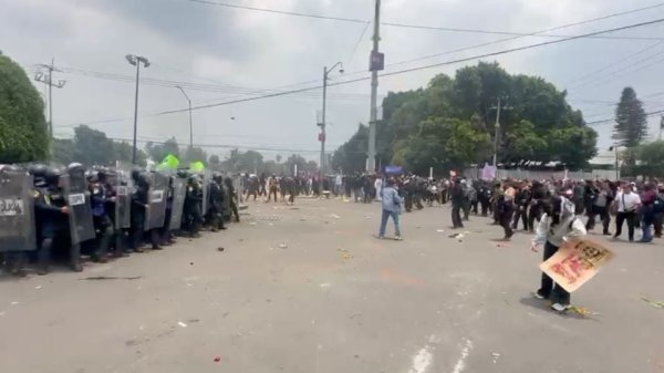 Se registra enfrentamiento entre policías y manifestantes en medio del silbatazo inicial en el Estadio Azteca