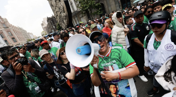Colectivos se cuelan al Fan Fest y claman: “México es campeón en desaparición”