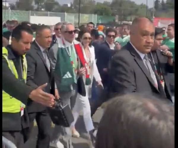 “Ahí va la perra de Trump”, le gritan a Ricardo Salinas Pliego en el Estadio Ciudad de México