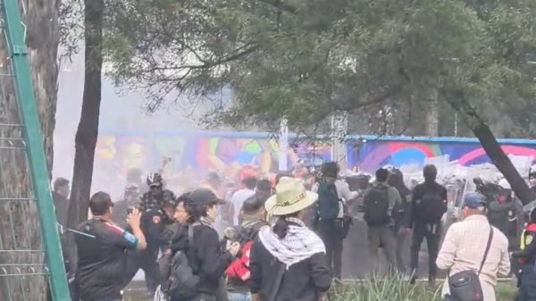 Policías antimotines repliegan a manifestantes tras 40 minutos de enfrentamientos afuera del Estadio Azteca