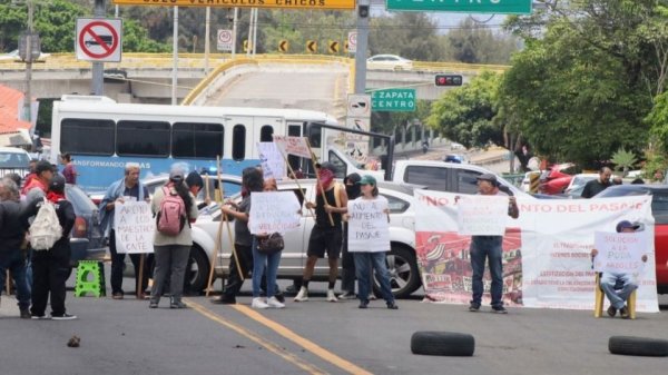 Autopista México-Cuernavaca sigue bloqueada por normalistas de Ayotzinapa; autoridades piden diálogo
