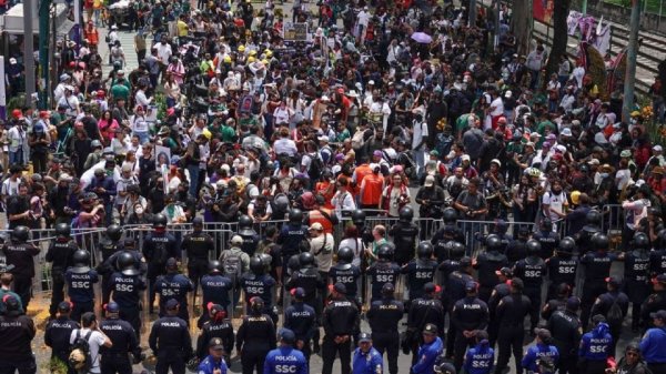 Denuncian detenciones durante manifestaciones frente al Estadio Azteca; estudiante de la UNAM denuncia acusaciones falsas