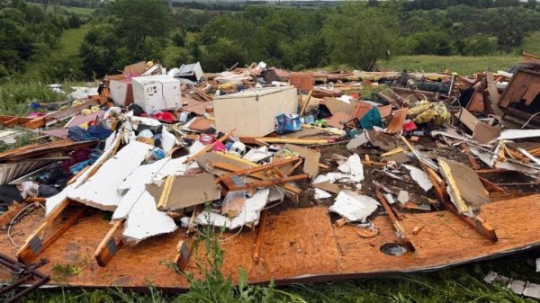 Fuertes tormentas afectan el centro y norte de EU, mientras tornados tocan tierra en Illinois