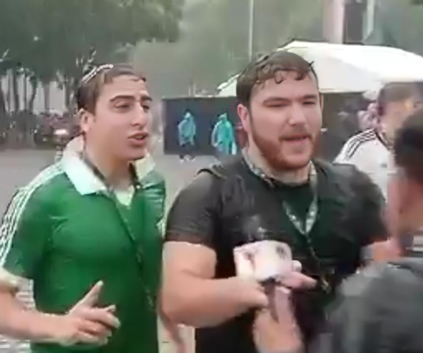 (Video) Aficionados utilizan lonas de madres buscadoras para taparse de la lluvia; agreden a reportero