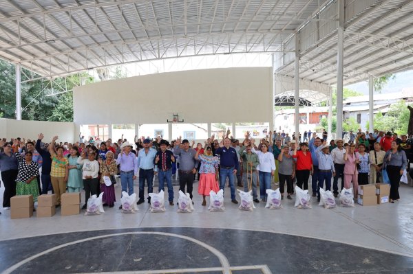 Lleva NutriChihuahua alimentos a familias y comedores escolares a Uruachi