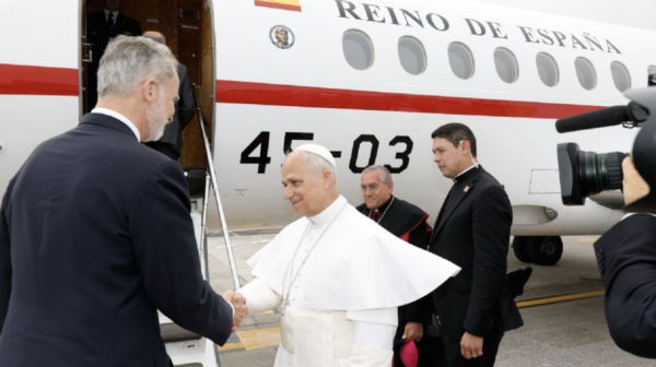 León XIV deja España en un avión del rey Felipe VI tras tres horas de retraso por falla técnica
