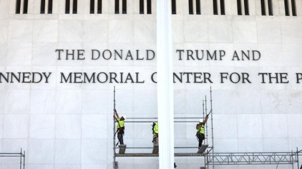 Retiran nombre de Trump de la fachada del Centro Kennedy por orden judicial