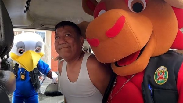 Policías se disfrazan de mascotas del Mundial de futbol para detener a un narcomenudista en Perú