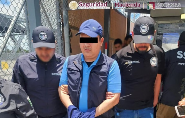 EU entrega a México a empleado de Aduanas investigado por delincuencia organizada