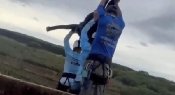 Muere una mujer que fue lanzada desde un puente sin la cuerda de seguridad (Video)