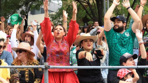 Abuchean a Clara Brugada durante el Gran Desfile Mundialista en Paseo de la Reforma