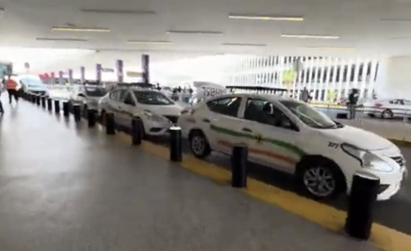 Taxistas denuncian red de extorsiones en Aeropuerto de Guadalajara; acusan cobros semanales para operar