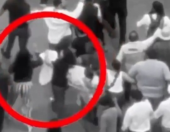 Video: Acusan a “Los de Abajo” de agresión tras comparecencia de Cruz