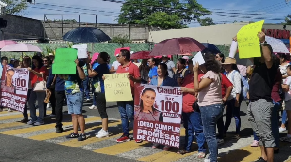 Maestros en huelga paralizan escuelas de Guerrero y afectan a medio millón de estudiantes