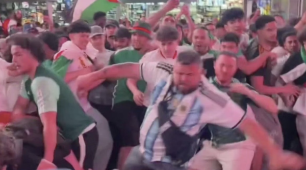 Argentinos y argelinos se pelean en Times Square previo al debut mundialista de sus equipos