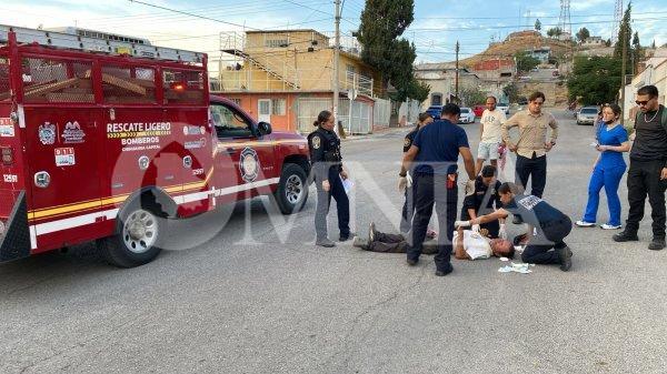 Reportan hombre tirado en la calle; no sabe si se cayó o lo arrollaron