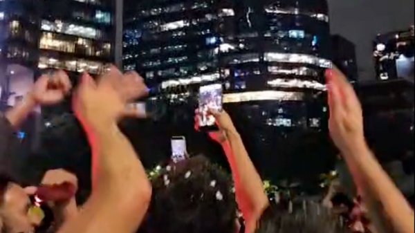 Abuchean e insultan a Morena y Sheinbaum en festejo colombiano en el Ángel de la Independencia de la CDMX