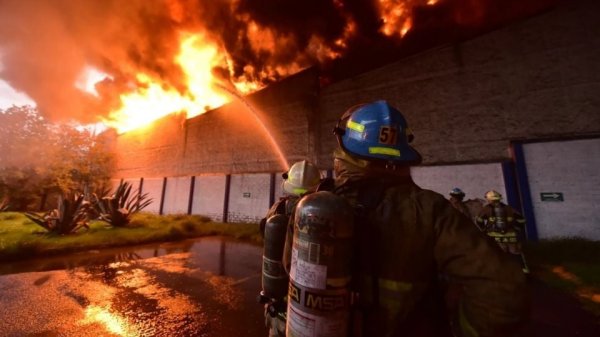 Fuerte incendio consume bodega en Jalisco; estructura colapsa por el fuego