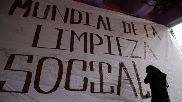 Activistas acusan censura: señalan a autoridades de la CDMX por retirar mural antimundialista en las inmediaciones del Azteca