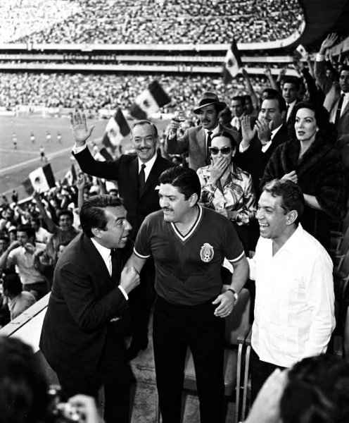 Antes de volverse la voz de México... intentó atajarle los goles