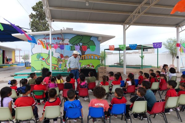 Diputado Arturo Zubía continúa llevando útiles escolares a preescolares de Camargo