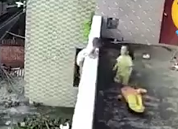 (Video) Captan a infante caer de balcón; no había supervisión de los padres