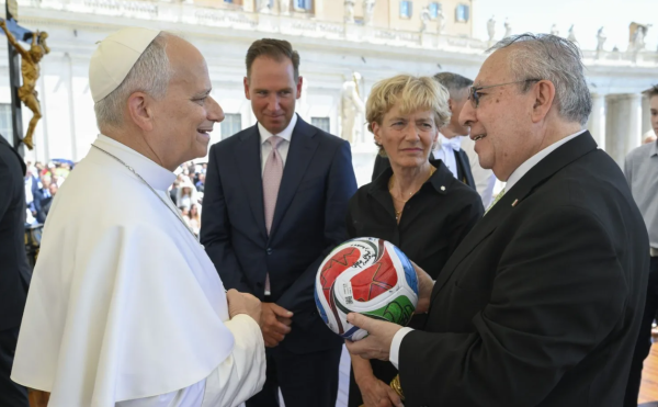 Recibe el Papa balón del Mundial