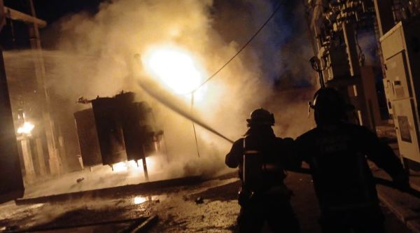 Incendio en subestación de la CFE en Cancún deja sin electricidad a 10 mil personas