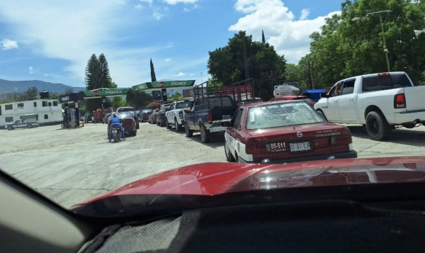 Desabasto de gasolina genera compras de pánico en Oaxaca; Jara asegura que suministro está garantizado