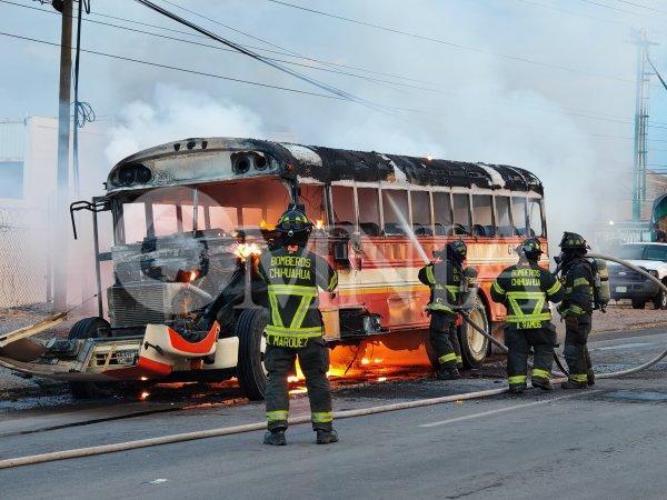 Se incendia camión de transporte de personal de Grupo Tulpe sobre la Silvestre Terrazas