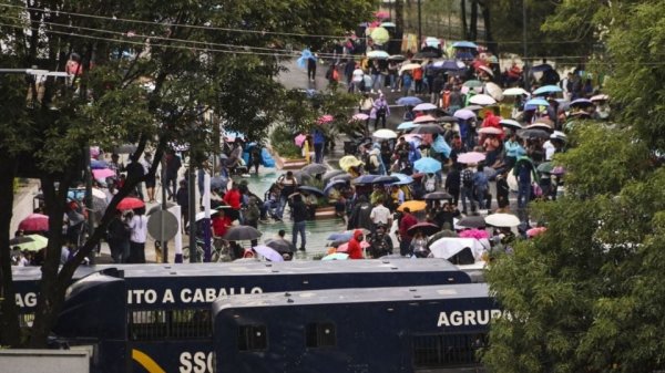 Dirigentes de la CNTE se reúnen con titulares de la Segob y SEP tras protestas en inmediaciones del Estadio Azteca