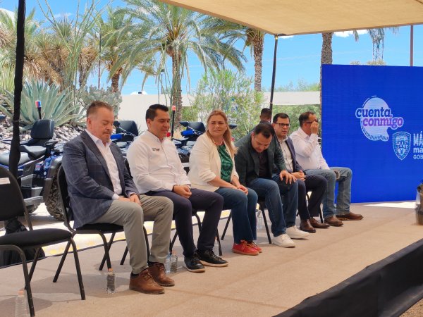 Entregan Maru Campos y Gilberto Loya uniformes y unidades a elementos de 13 municipios