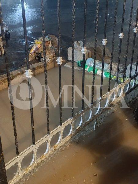 Denuncia Ciudadana: Se adueña de la banqueta y provoca inundaciones en cocheras de vecinos