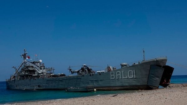 Buque de la Marina choca contra embarcación de carga en Isla Mujeres por presunta falla mecánica