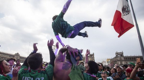 Gritos, lluvia y esperanza: así se vivió en el Fan Fest del Zócalo la victoria de México ante Corea del Sur