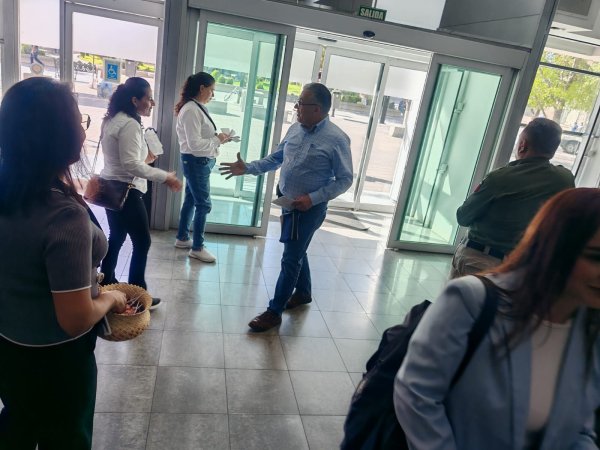 Celebra Biblioteca Carlos Montemayor a personal del Congreso por el Día del Padre